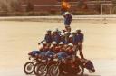 Ejercicio de acrobacia sobre motos en el colegio de Guardias Jóvenes - Fecha: c. 1980 Ayuntamiento de Valdemoro Autor: Desconocido