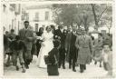 14.jpg - 14. Los novios y el acompañamiento pasando por la plaza Cánovas del Castillo Año: Hacia 1956 Cedida por: Félix Nicolás Ortiz Autor: Julián Rodríguez