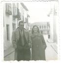 19.jpg - Juan Prado y Francisca de la Peña paseando por la calle Infantas Año: Hacia 1959 Cedida por: Mercedes Prado de la Peña Autor: Desconocido