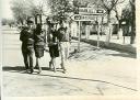 26.jpg - Parejas de novios paseando por la calle Estrella de Elola Año: Hacia 1969 Cedida por: Félix Nicolás Ortiz Autor: Desconocido