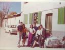 27.jpg - Parejas delante del antiguo bar La Pradera, en el paseo del Prado Año: Hacia 1970 Cedida por: María Isabel Carmena Fernández Autor: Desconocido