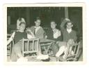 Grupo de amigos en la plaza de la Piña - Año: Hacia 1950 Cedida por: Mercedes Prado de la Peña Autor: Desconocido