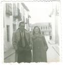 Juan Prado y Francisca de la Peña paseando por la calle Infantas - Año: Hacia 1959 Cedida por: Mercedes Prado de la Peña Autor: Desconocido