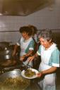 Cocineras de la antigua residencia de ancianos en la plaza de las Monjas - Año: 1990 - Cedida por: Ayuntamiento de Valdemoro - Autor: Desconocido