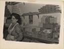 Dependienta en una tienda de ultramarinos - Año: Hacia 1952 - Cedida por: María del Carmen Marcos García - Autor: Desconocido