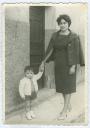 Dolores Villarín paseando con su hijo - Año: Hacia 1960 - Cedida por: José Antonio Cuevas Fernández - Autor: Desconocido