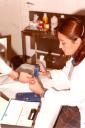 Enfermera realizando una prueba a un paciente - Año: 1984 - Cedida por: Ayuntamiento de Valdemoro - Autor: Edelmiro A. Galván Villamandos