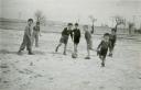 Grupo de niños jugando con una pelota - Año: Hacia 1950 - Cedida por: Pilar Figueras Alda - Autor: Desconocido