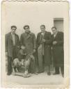 Grupo de personas en torno a un niño montado en un caballo de cartón - Año: Hacia 1950 - Cedida por: Juan Fernández García - Autor: Desconocido