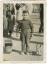 Juan Fernández con sus cochecitos paseando por la calle Estrella de Elola - Año: Hacia 1957 - Cedida por: Juan Fernández García - Autor: Desconocido