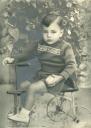 Julián Benito subido en un triciclo - Año: Hacia 1945 - Cedida por: Pilar Benito Saldaña - Autor: Desconocido
