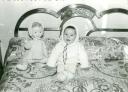 Mª Cruz Portero con su muñeca - Año: Hacia 1962 - Cedida por: Carmen Portero Lejarriaga - Autor: Desconocido