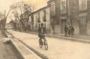 Montando en bicicleta por la calle Estrella de Elola - Año: Hacia 1955 - Cedida por: Teresa Iturzaeta Báez - Autor: Desconocido