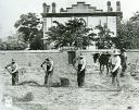 Agricultores aventando la mies en una era situada en la actual calle Río Jarama. - Año: Hacia 1930 - Cedida por: Jerónimo Alguacil Fernández - Autor: Desconocido