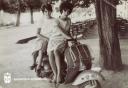 Amigas sobre una vespa, delante de la terraza del bar Quinito, en la calle Estrella de Elola. - Año: 1964 - Cedida por: María Ángeles López Barajas - Autor: Desconocido
