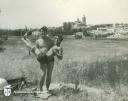 Bañistas en terrenos del actual parque Tierno Galván. - Año: 1969 - Cedida por: María Isabel Carmena Fernández - Autor: Desconocido