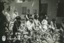Carrera ciclista en las fiestas, en el barrio del Pilar. - Año: Hacia 1965 - Cedida por: Juan Fernández García - Autor: Desconocido