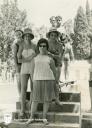 Grupo de amigas en el trampolín de la piscina del colegio Marqués de Vallejo, El Juncarejo. - Año: 1964 - Cedida por: Ana María Macías Macías - Autor: Desconocido