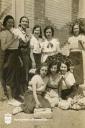 Grupo de amigas en la calle Luís Planelles. - Año: Hacia 1935 - Cedida por: Pilar Núñez Céspedes - Autor: Desconocido