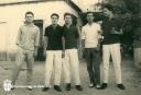 Grupo de amigos en el patio de una casa, junto al antiguo mesón La Jerezana, actual avenida de Andalucía. - Año: Hacia 1955 - Cedida por: Antonio Moreno Blanco - Autor: Desconocido