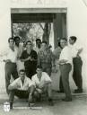Grupo de amigos en el quiosco situado en la plaza de la Piña. - Año: 1965 - Cedida por: Victoria del Rosario López López - Autor: Desconocido