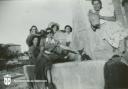 Grupo de jóvenes en la fuente de la Villa. - Año: 25 de Julio de 1951 - Cedida por: Andrea Fernández Humanes - Autor: Desconocido