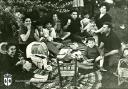 Familia merendando en el parque Bolitas del Airón el día de San Marcos - Año: Década de los años 60 - Cedida por: Elena Rodríguez Humanes