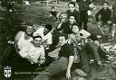 Grupo de amigos merendando en el Prado celebrando el día de San Marcos. - Año: Década de los años 60 - Cedida por: Enrique Jiménez Cabellos