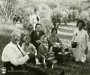 Grupo familiar merendando en el campo el día de San Marcos. - Año: Década de los años 30 - Cedida por: Carmen Palacios Albiñana