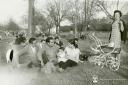 La familia Macías junto a unos amigos celebrando el día de San Marcos. - Año: Finales de la década de los años 50 - Autor: Ana María Macías Macías