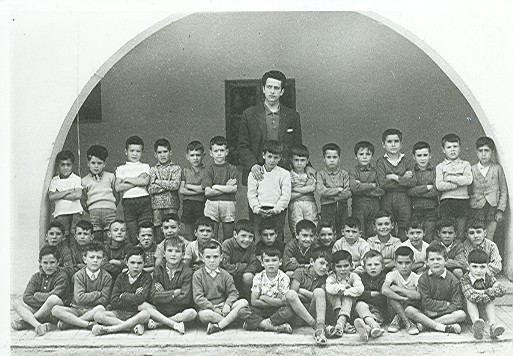 Alumnos del Aulario Cristo de la Salud con su maestro