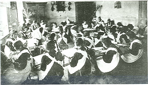 Clase de bordado en el colegio Marqués de Vallejo.