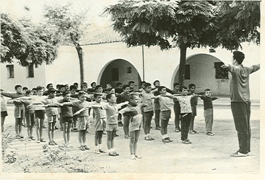 Clase de gimnasia en el patio del antiguo Aulario Cristo de la Salud.