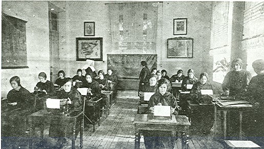 Clase de mecanografía en el colegio Marqués de Vallejo.