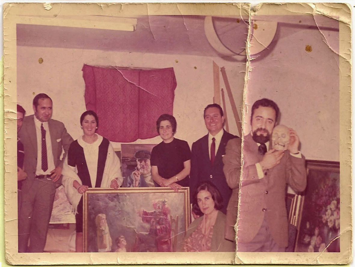 Con su esposa, el pintor José Ignacio Burguete y unos amigos en el estudio de Vallecas años 60