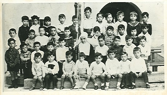 Grupo de alumnos del colegio de las Hijas de la Caridad.