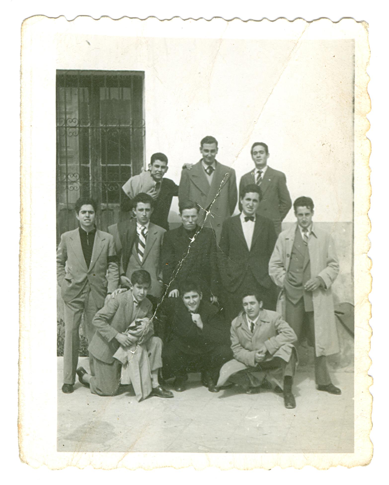 Grupo de amigos con el párroco