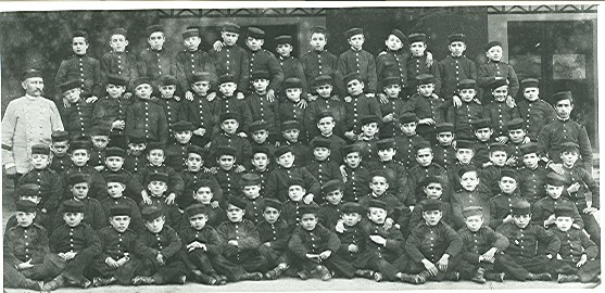 Grupo de colegiales del colegio de huérfanos “Duque de Ahumada”