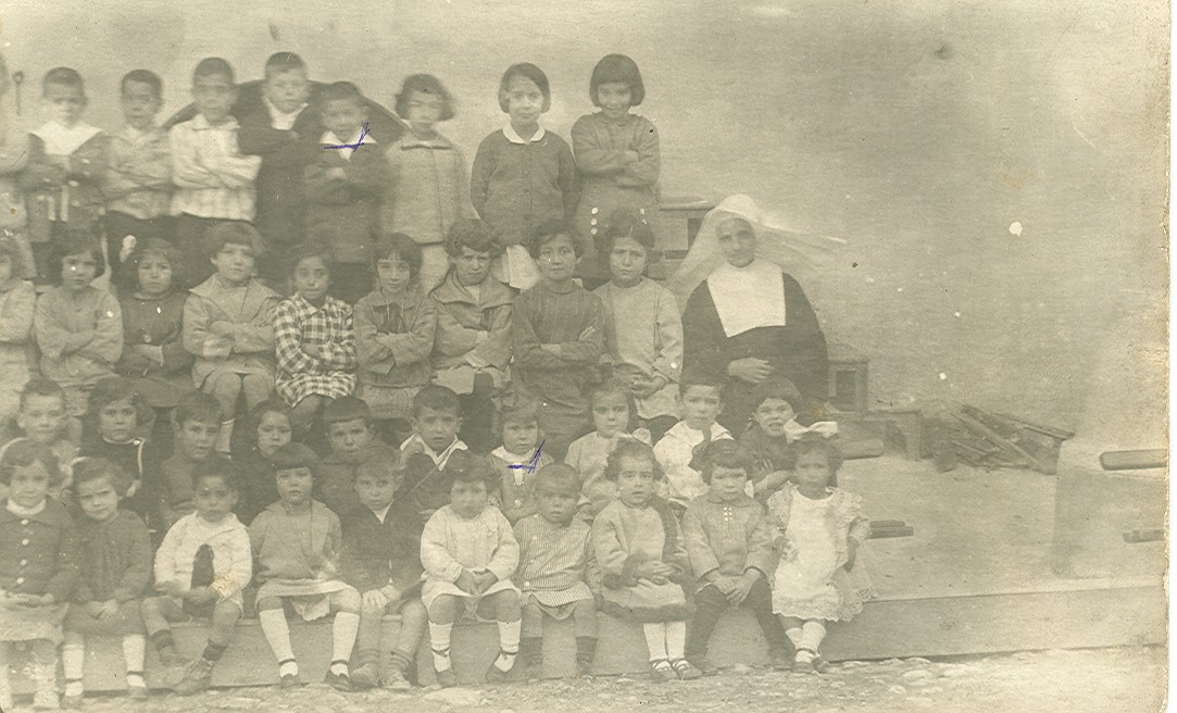 Grupo de escolares con su maestra Sor Leona.