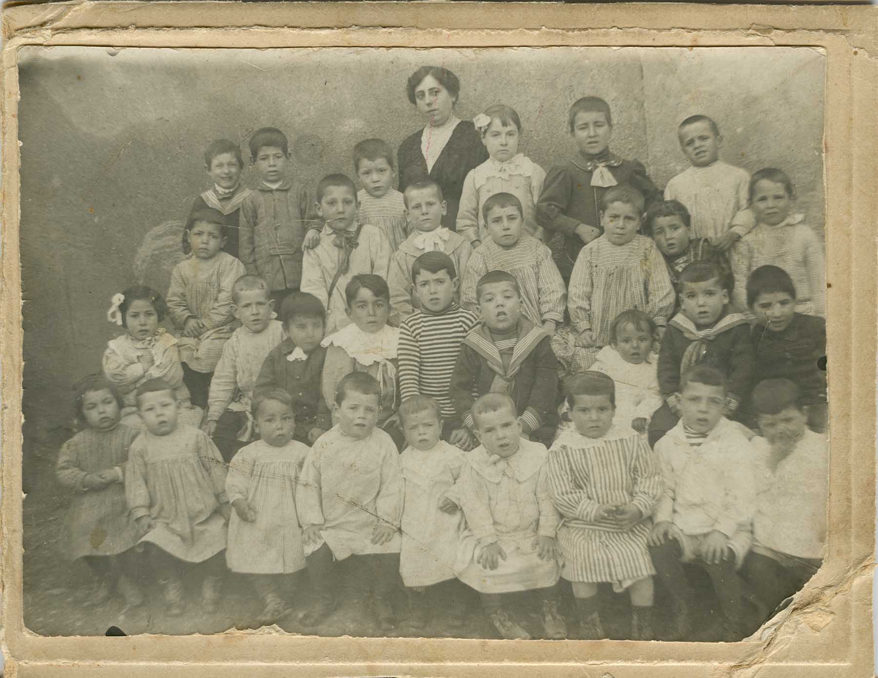 Grupo de niños con una maestra.