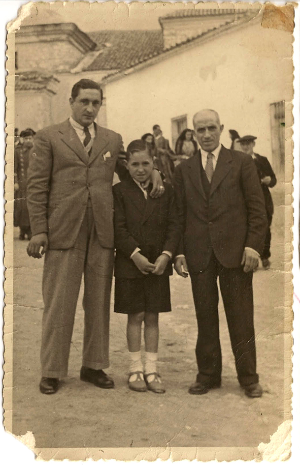 Juan Prado de niño saliendo de la iglesia en 1946