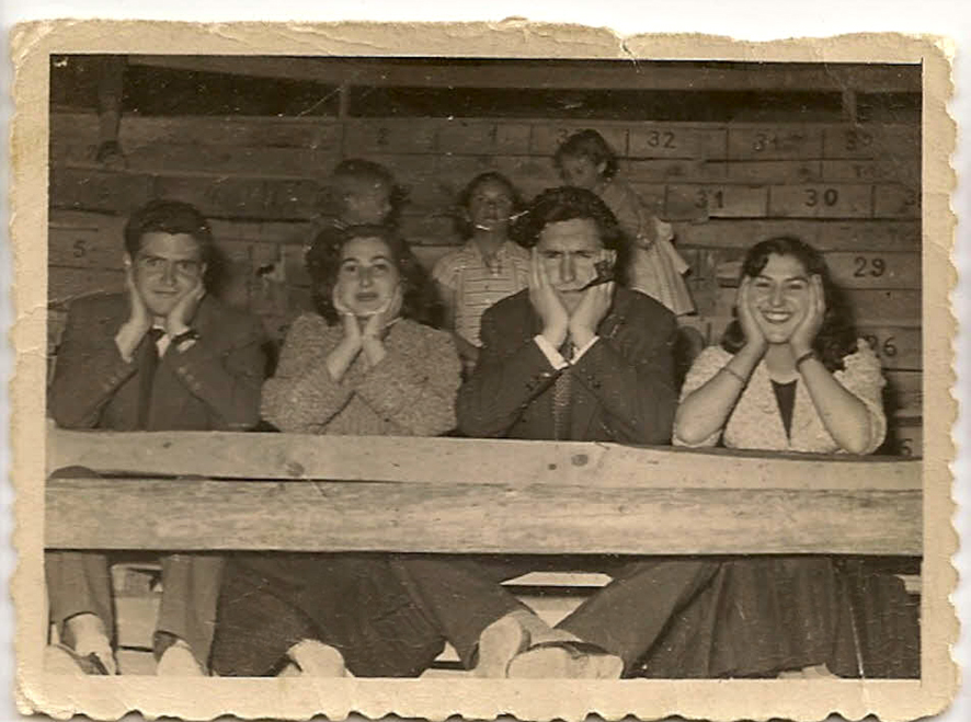 Juan Prado junto a unos amigos en las parrillas de la plaza