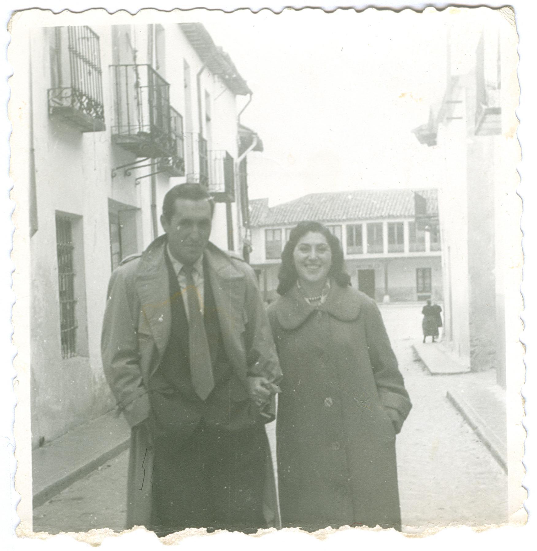 Juan Prado y Francisca de la Peña paseando por la calle Infantas