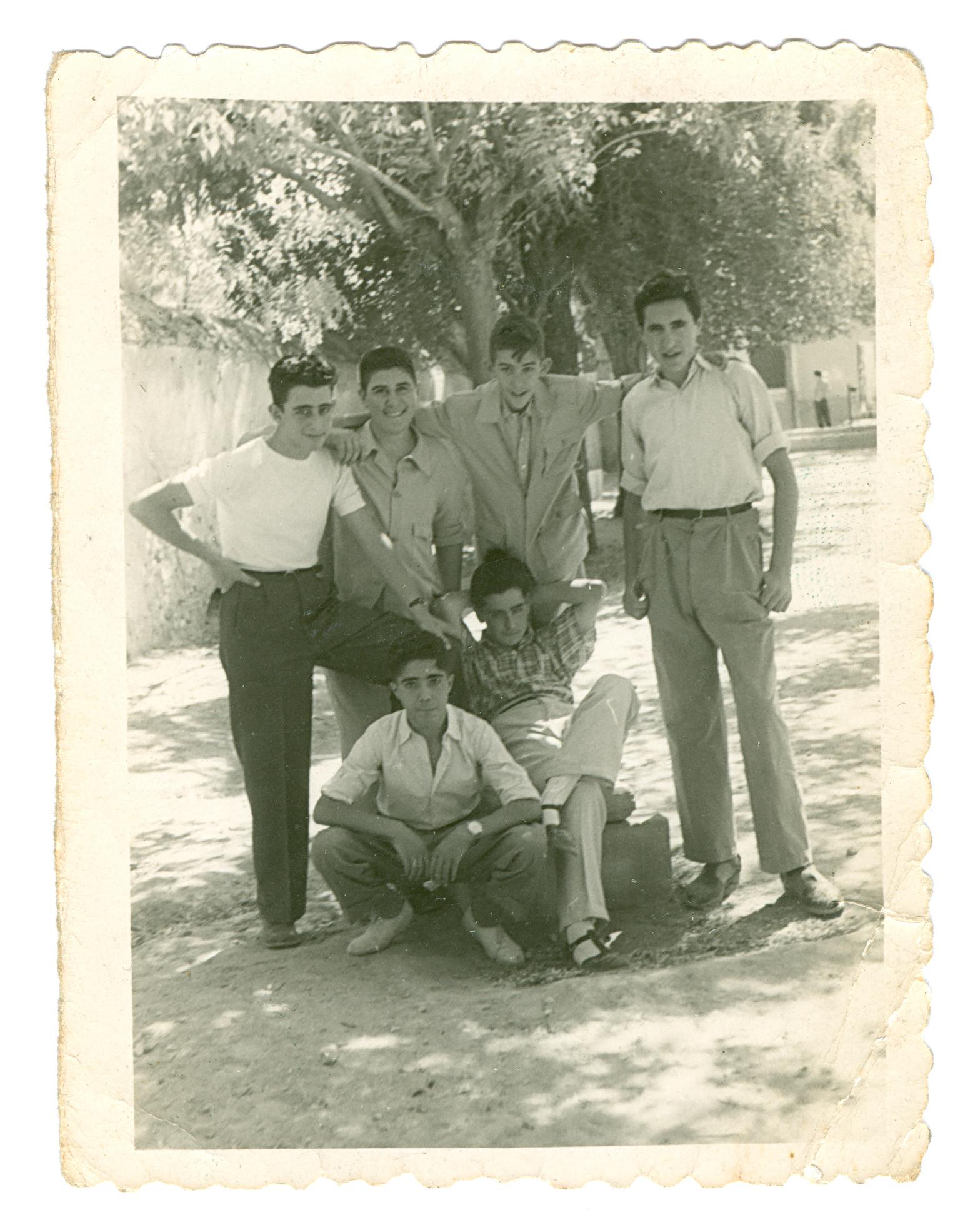 Juan Prado y un grupo de amigos en el paseo de la Estación