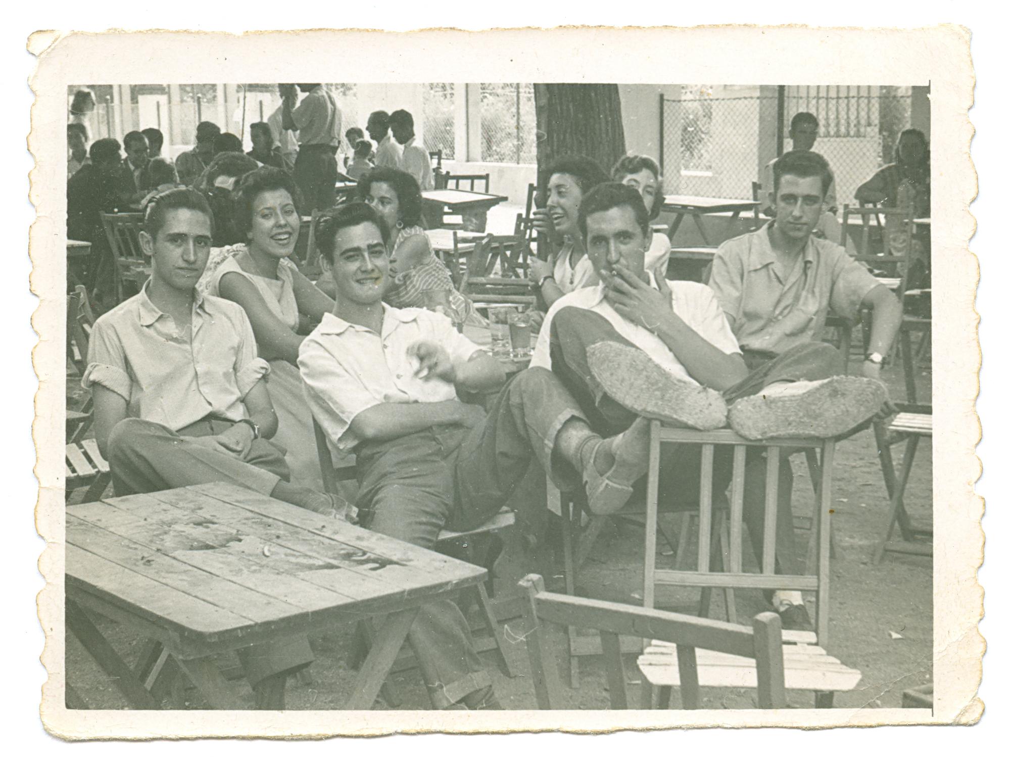 Juan Prado y unos amigos en la plaza de la Piña
