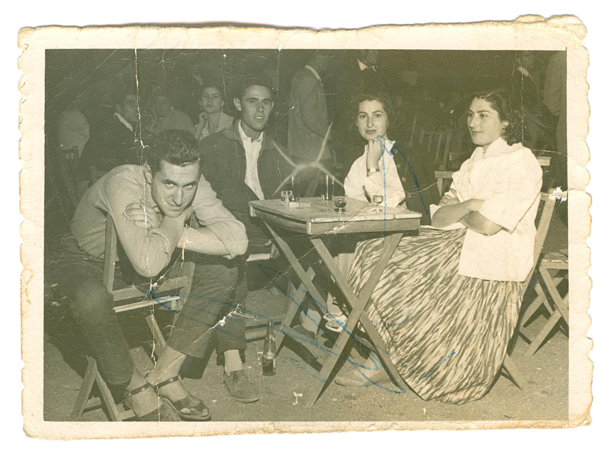 Juan Prado y unos amigos en la plaza de la Piña