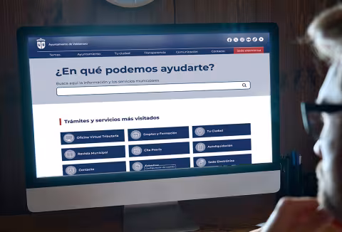 pagina de la nueva web del Ayuntamiento con pantalla de ordenador